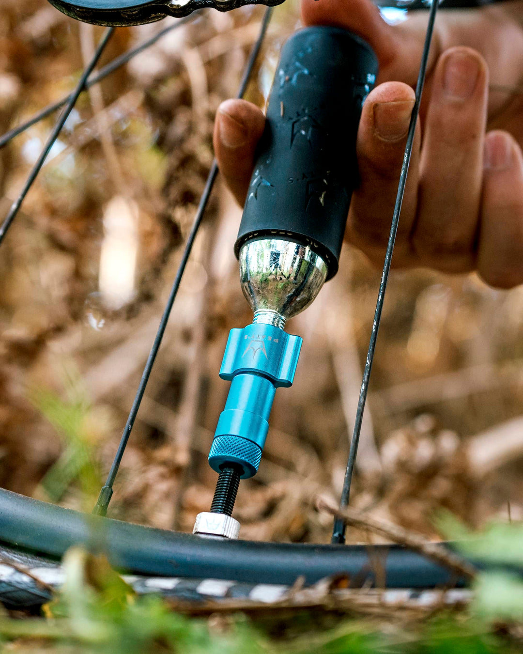 Peaty's Holeshot CO2 tyre Inflator Kit