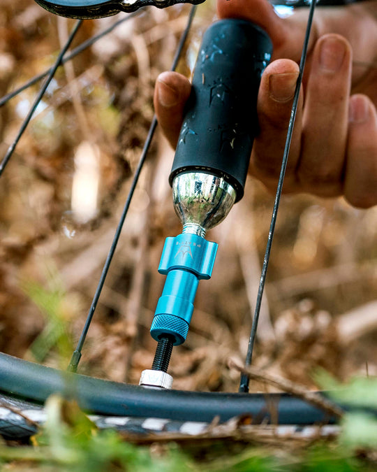 Peaty's Holeshot CO2 tyre Inflator Kit